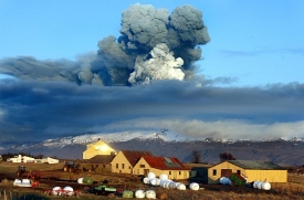 Islandská sopka v ledovci Eyjafjallajökull.